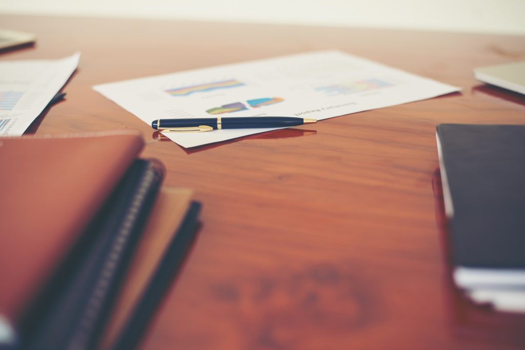 Documentación financiera y gráficos preparados para revisión en proceso de inversión estructurada.