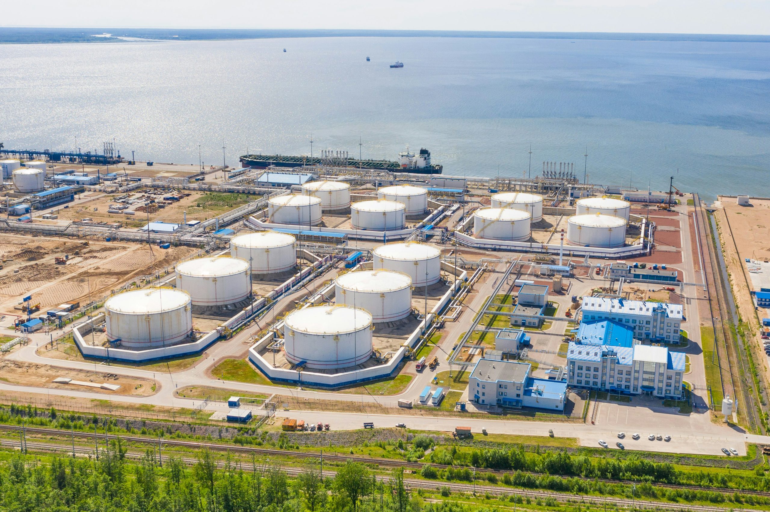 Terminal portuaria con tanques de almacenamiento de energía y operaciones logísticas